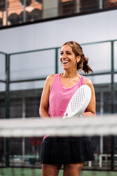 woman-playing-padel